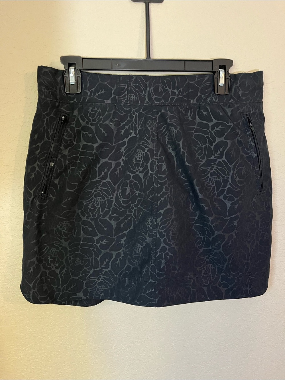 Orvis Black Floral Print Active Golf Skort Shorts Zip Pockets Stretch Size S